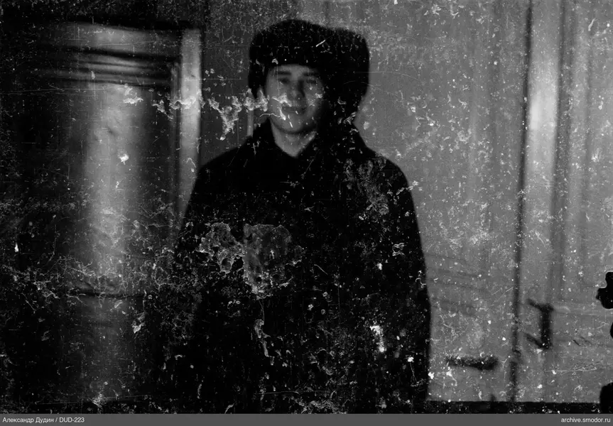 Портрет мужчины в шапке-ушанке и пальто