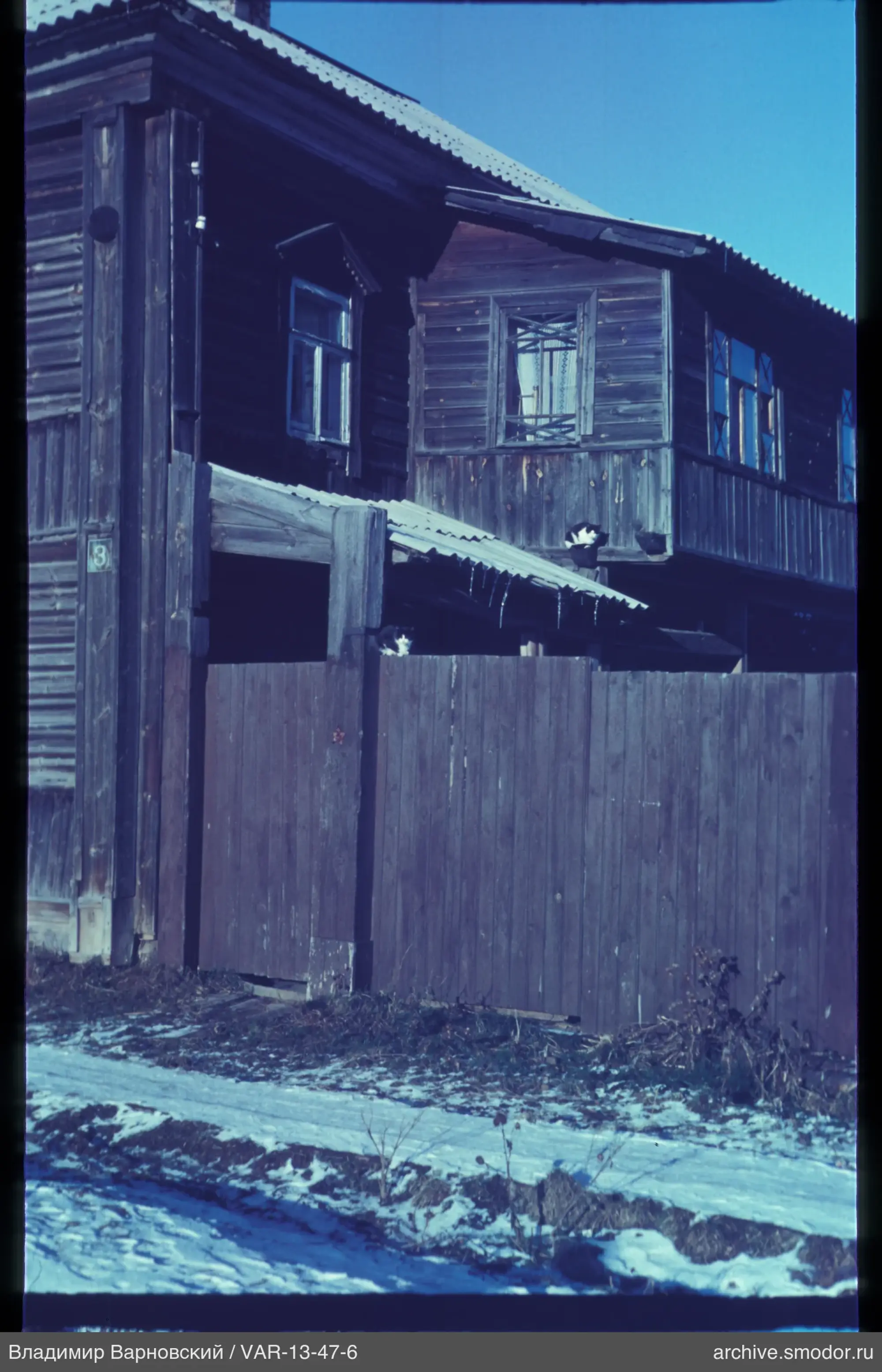 Zweistöckiges Holzhaus mit Katzen