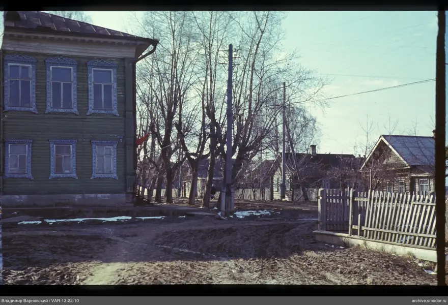 Деревянное здание и забор на улице