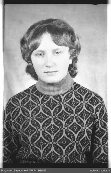 Porträt einer Frau im geometrischen Pullover