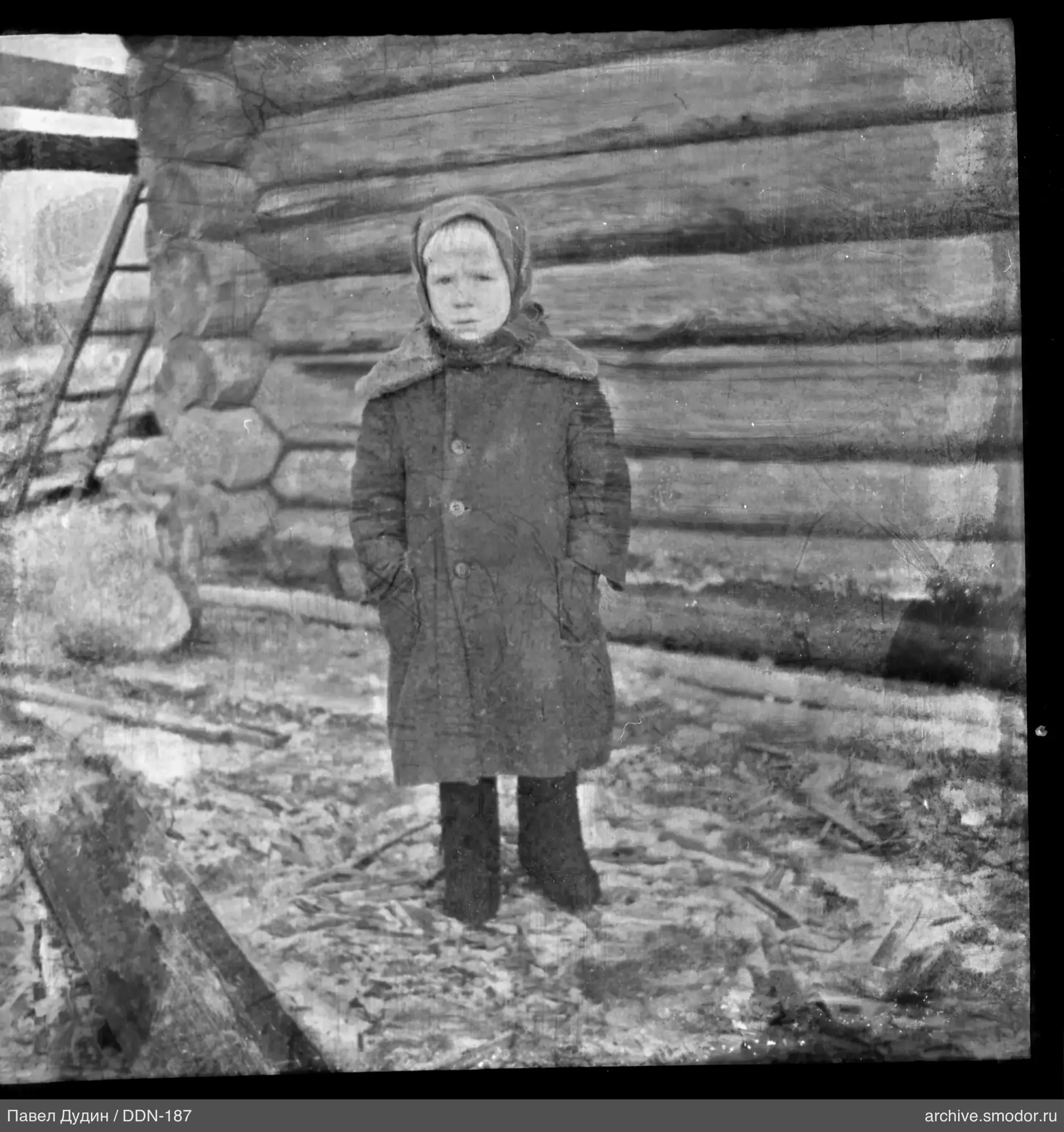 Ребёнок у деревянного сруба