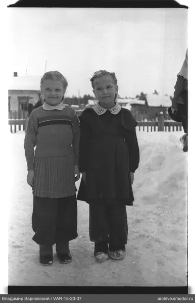 Zwei Mädchen im Schnee