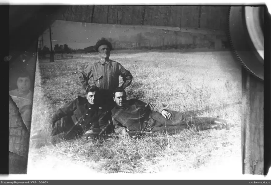 Gruppe von Männern auf Gras