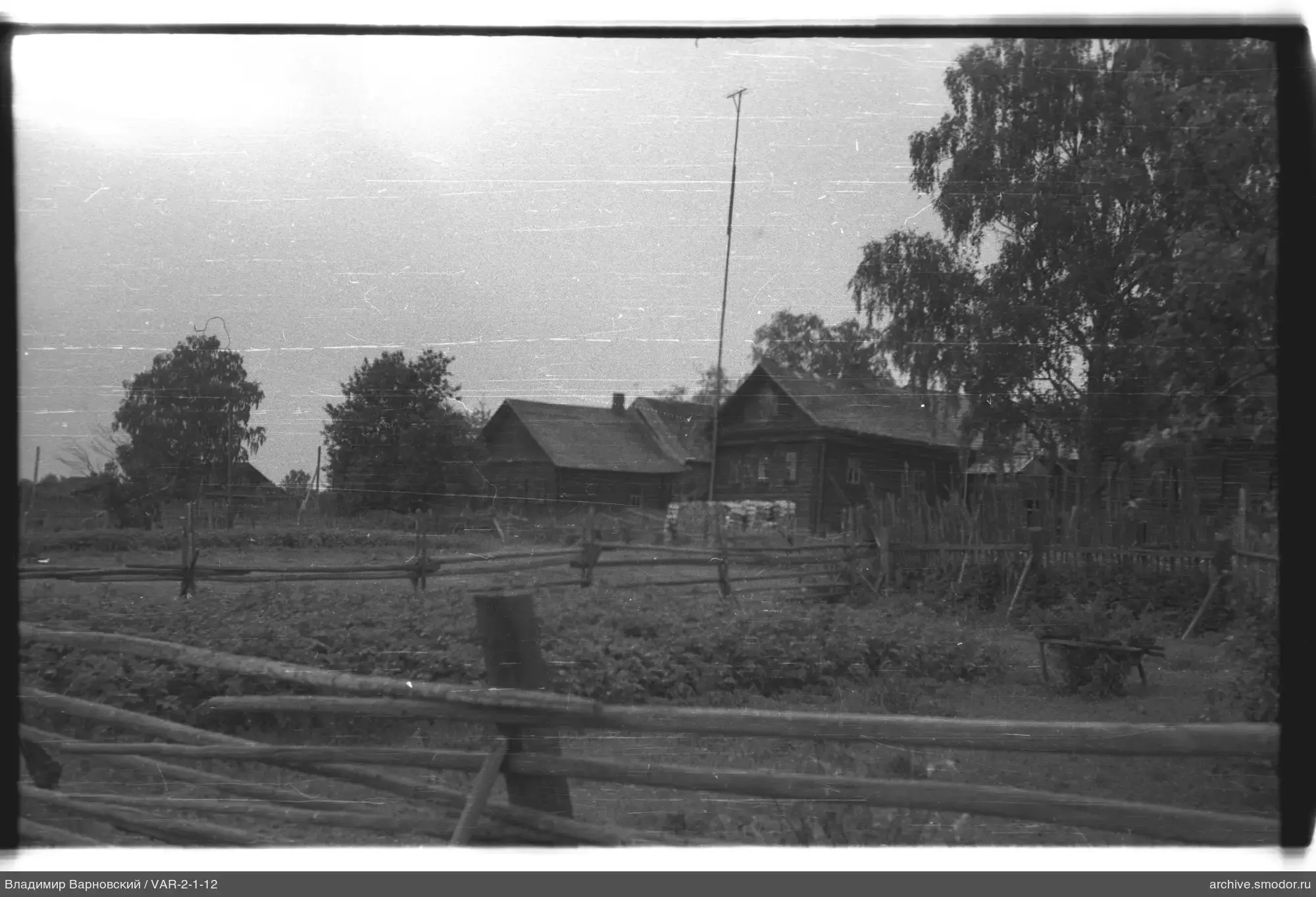 Holzhäuser und Garten mit Zaun