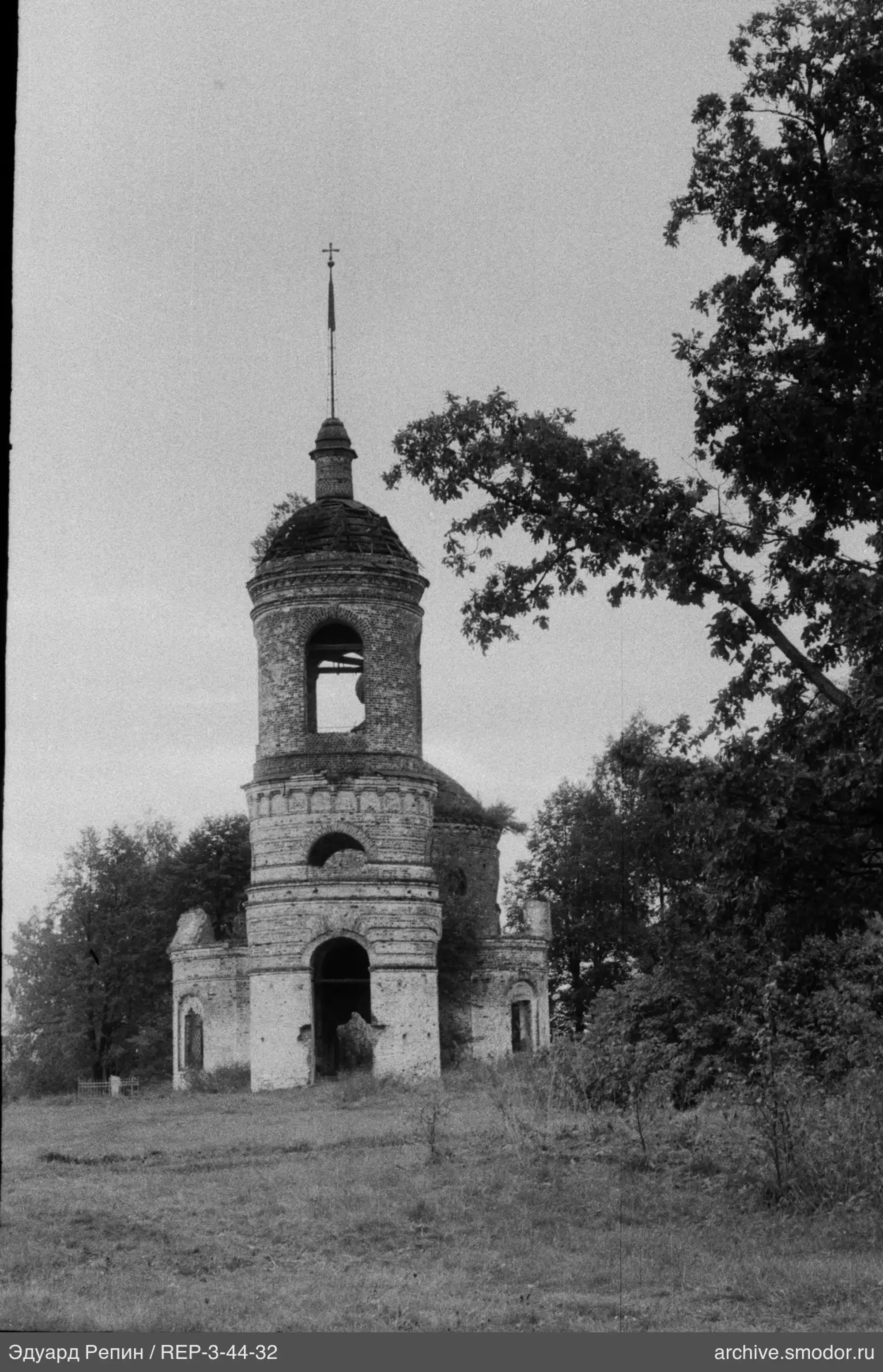 Backsteinkirche mit zerstörtem Glockenturm