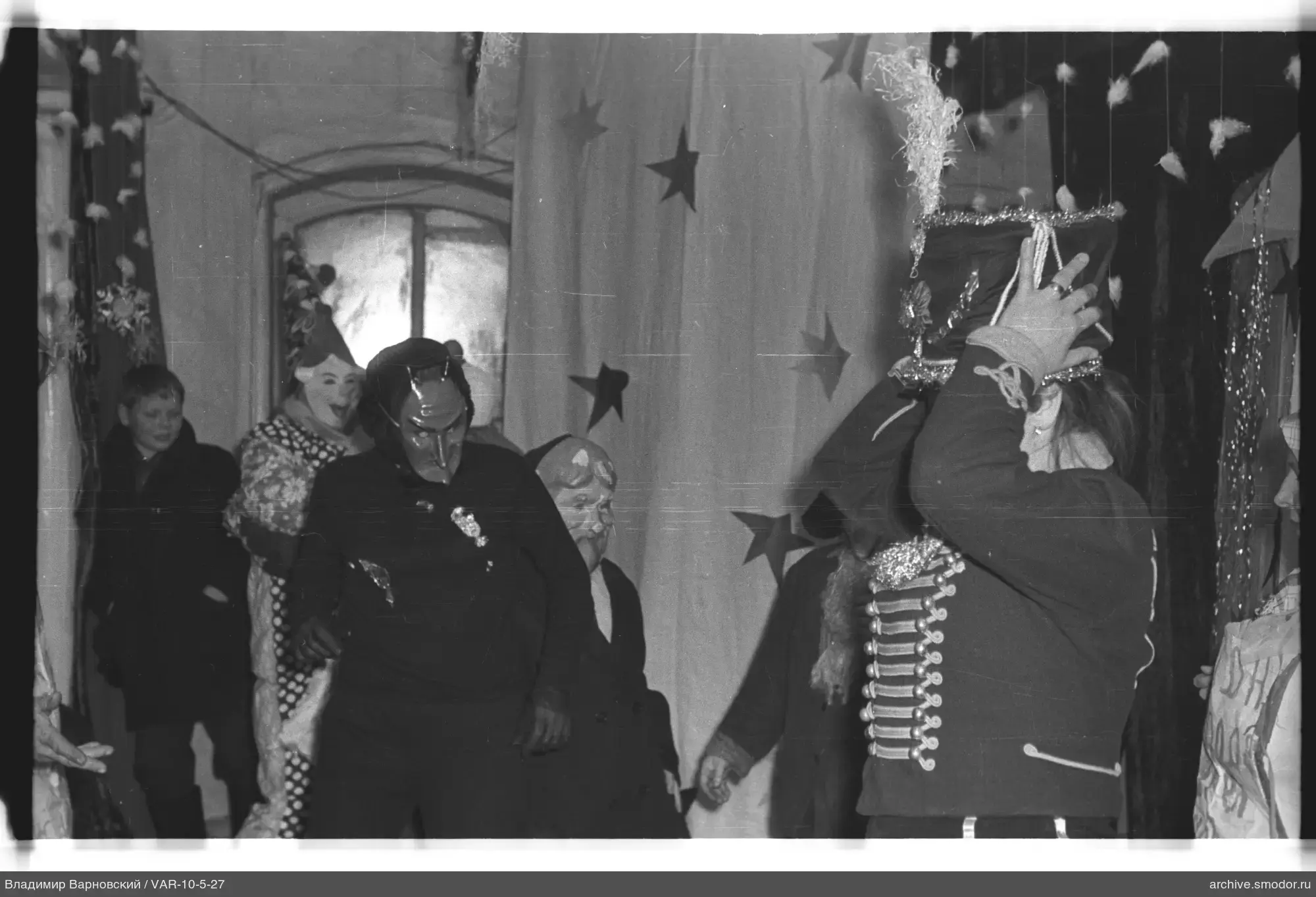 Menschen in Masken und Kostümen im Raum