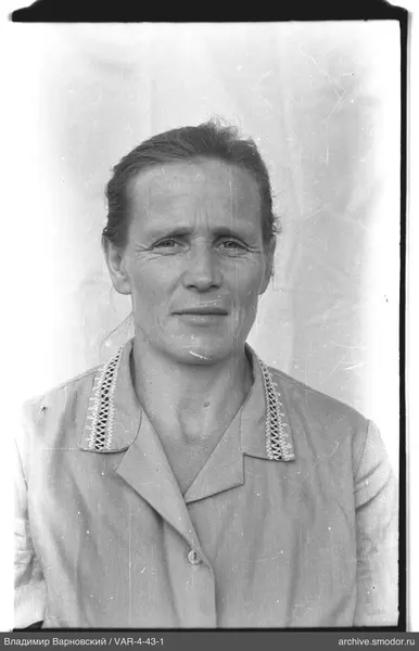 Porträt einer Frau in hellem Hemd