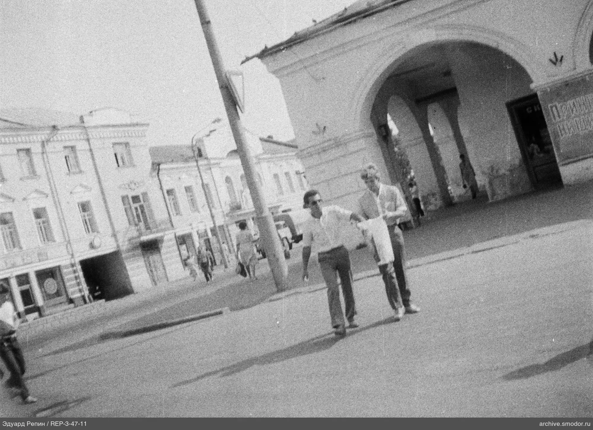 Два мужчины на площади