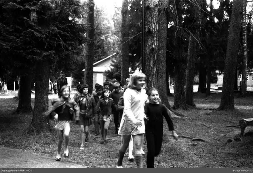 Группа детей на лесной тропинке