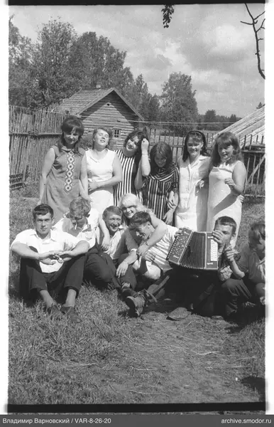 Группа молодых людей и женщин
