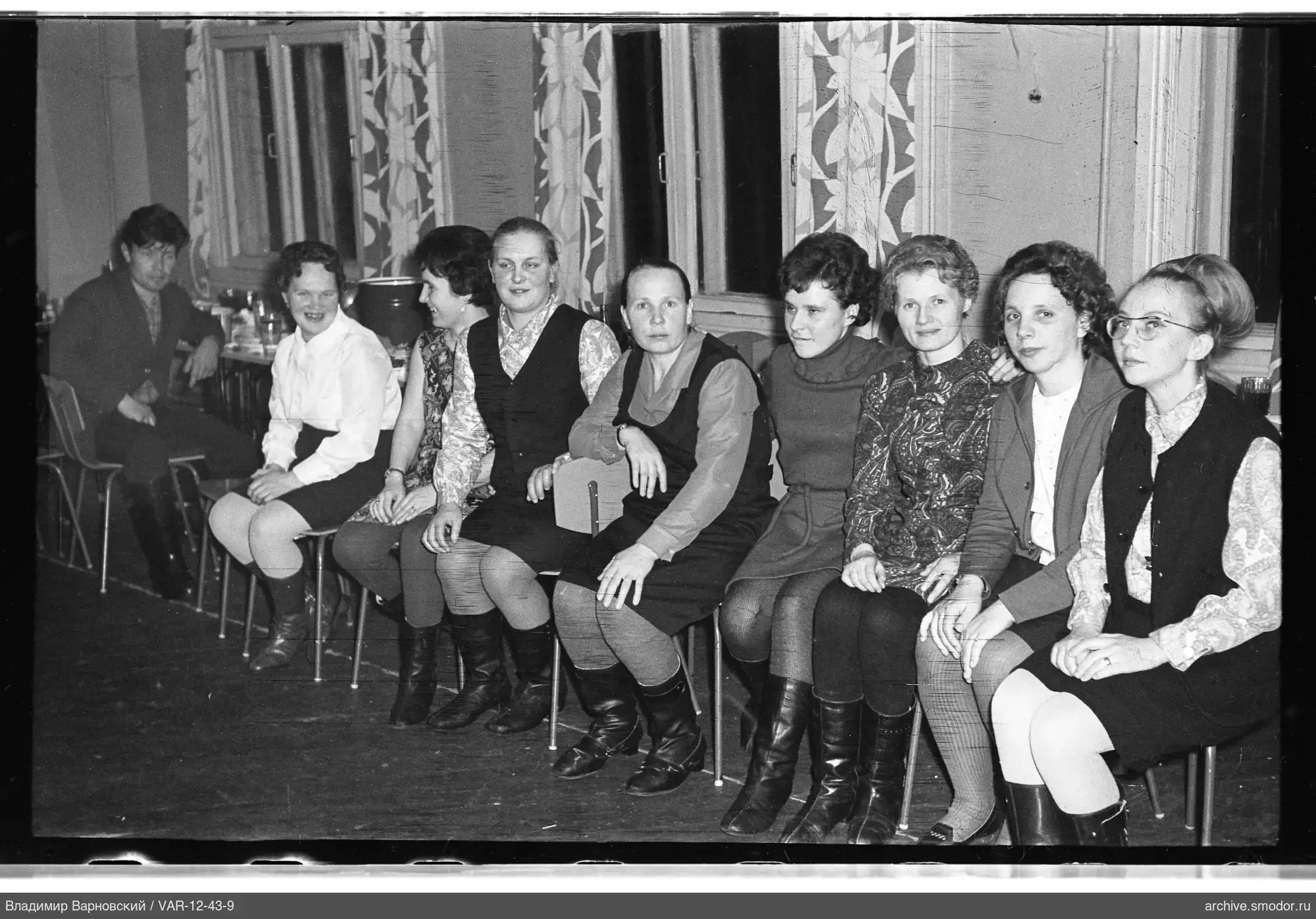 Gruppenporträt von Frauen und Mann