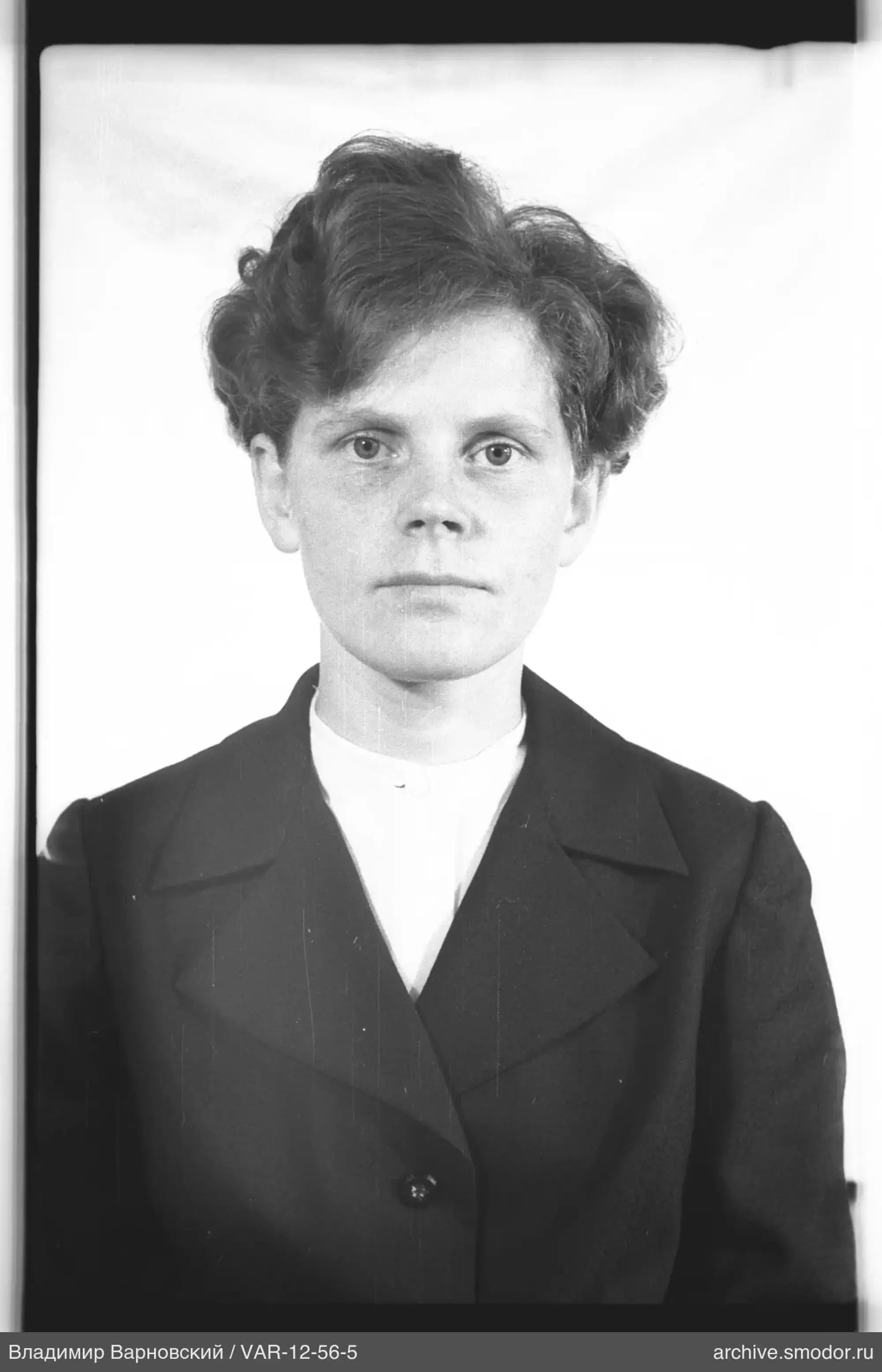 Porträt einer Frau im dunklen Blazer