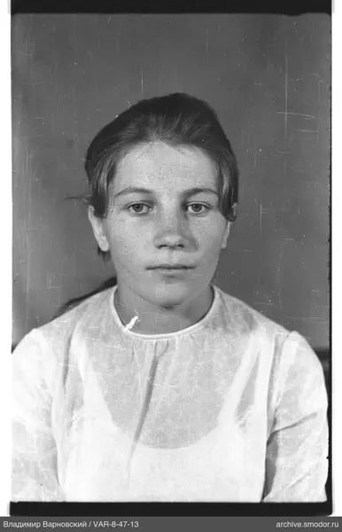 Porträt einer Frau in heller Bluse