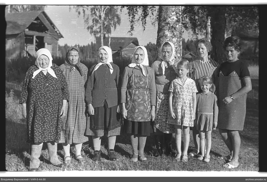Gruppenporträt von Frauen und Mädchen im Freien