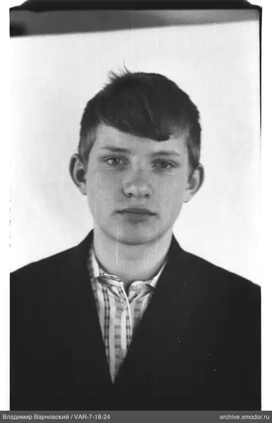 Porträt eines Jungen in Jacke und Hemd