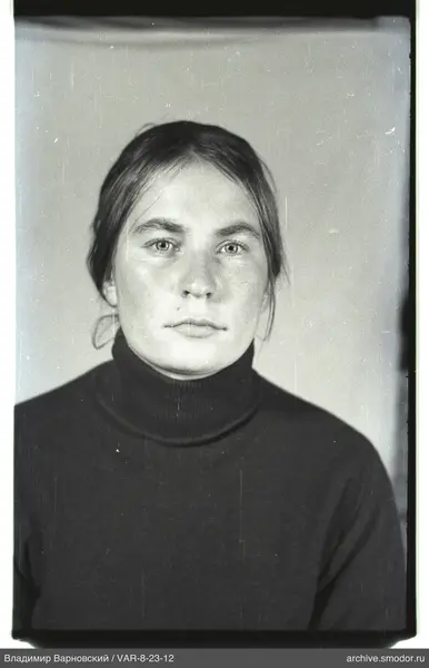 Porträt einer Frau in dunklem Pullover