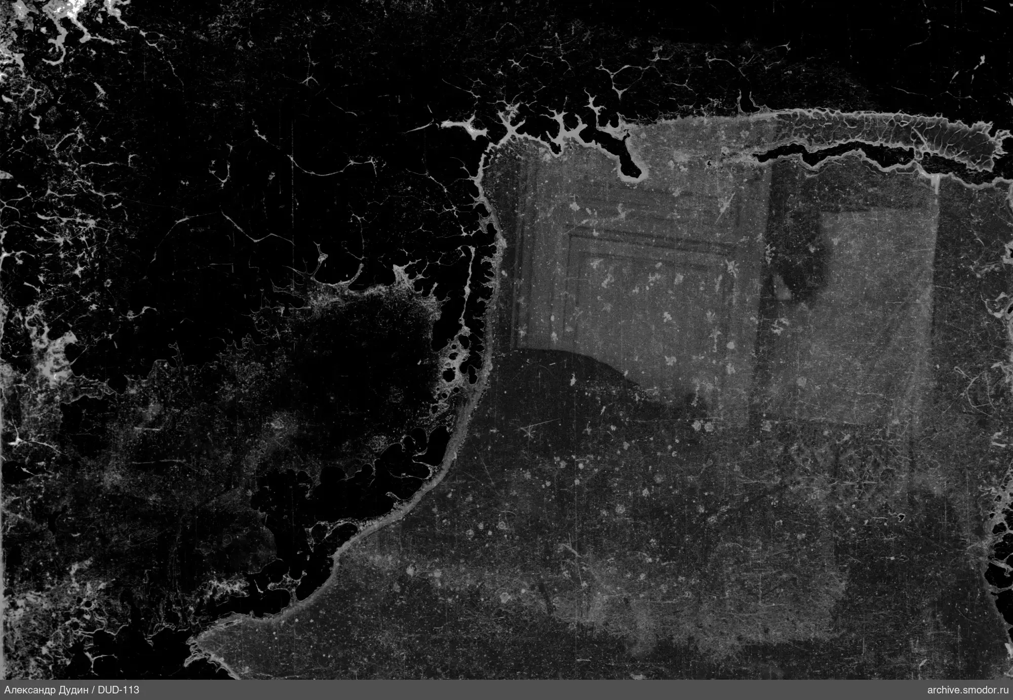Повреждённая фотография стены с дверью и окном