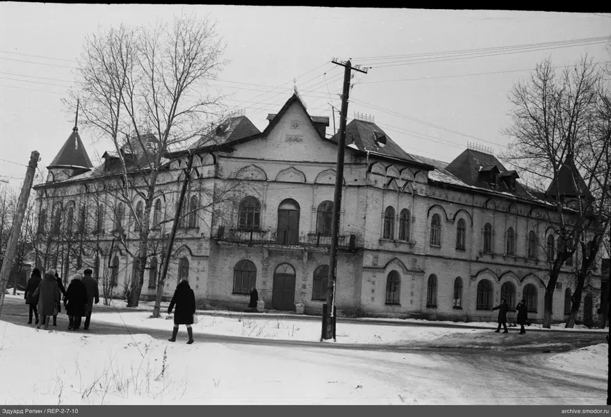 Зимний городской пейзаж с зданием и людьми