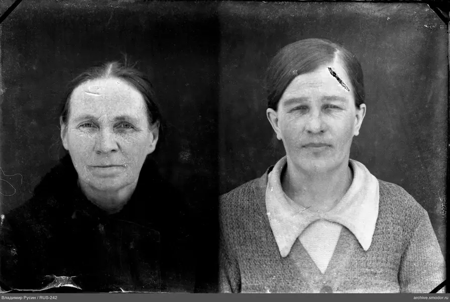 Две женщины на портретной фотографии