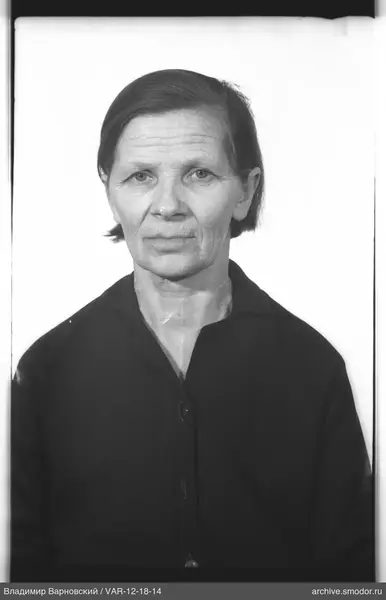 Porträt einer Frau mit kurzen Haaren
