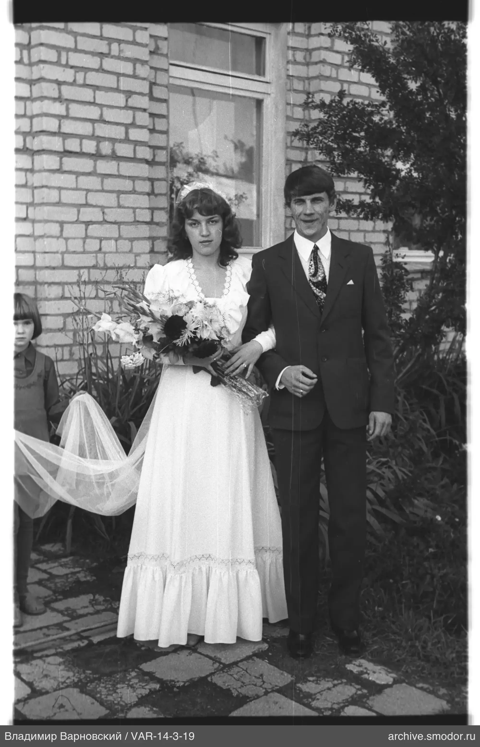 Junge Frau mit Blumenstrauß und Mann