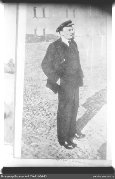 Mann in Anzug und Mütze