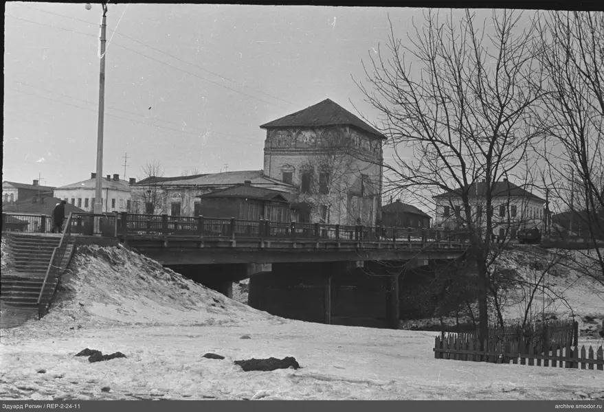 Steinbrücke mit Person und Turm