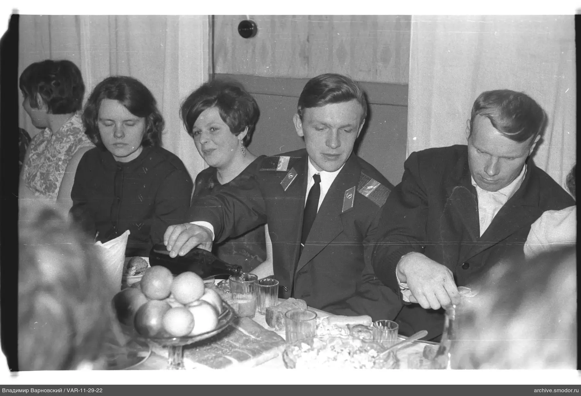 Gruppe bei Tisch mit Essen und Getränken