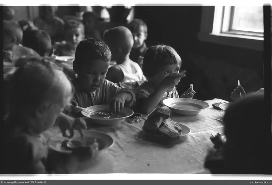 Kinder am Tisch mit Brot