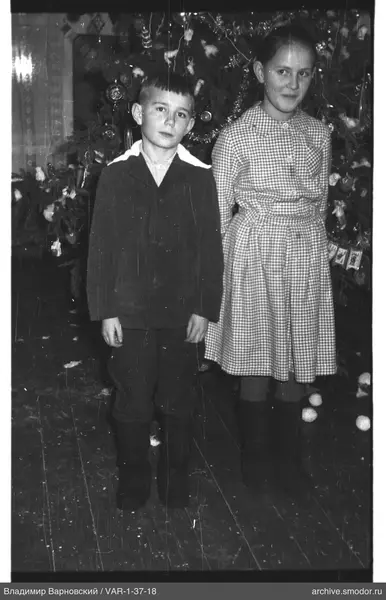 Gruppenporträt mit Weihnachtsbaum und Kindern