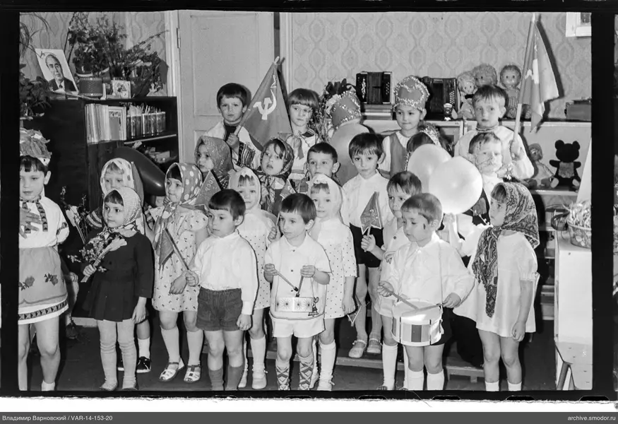 Gruppenporträt von Kindern mit Fahnen und Spielzeug