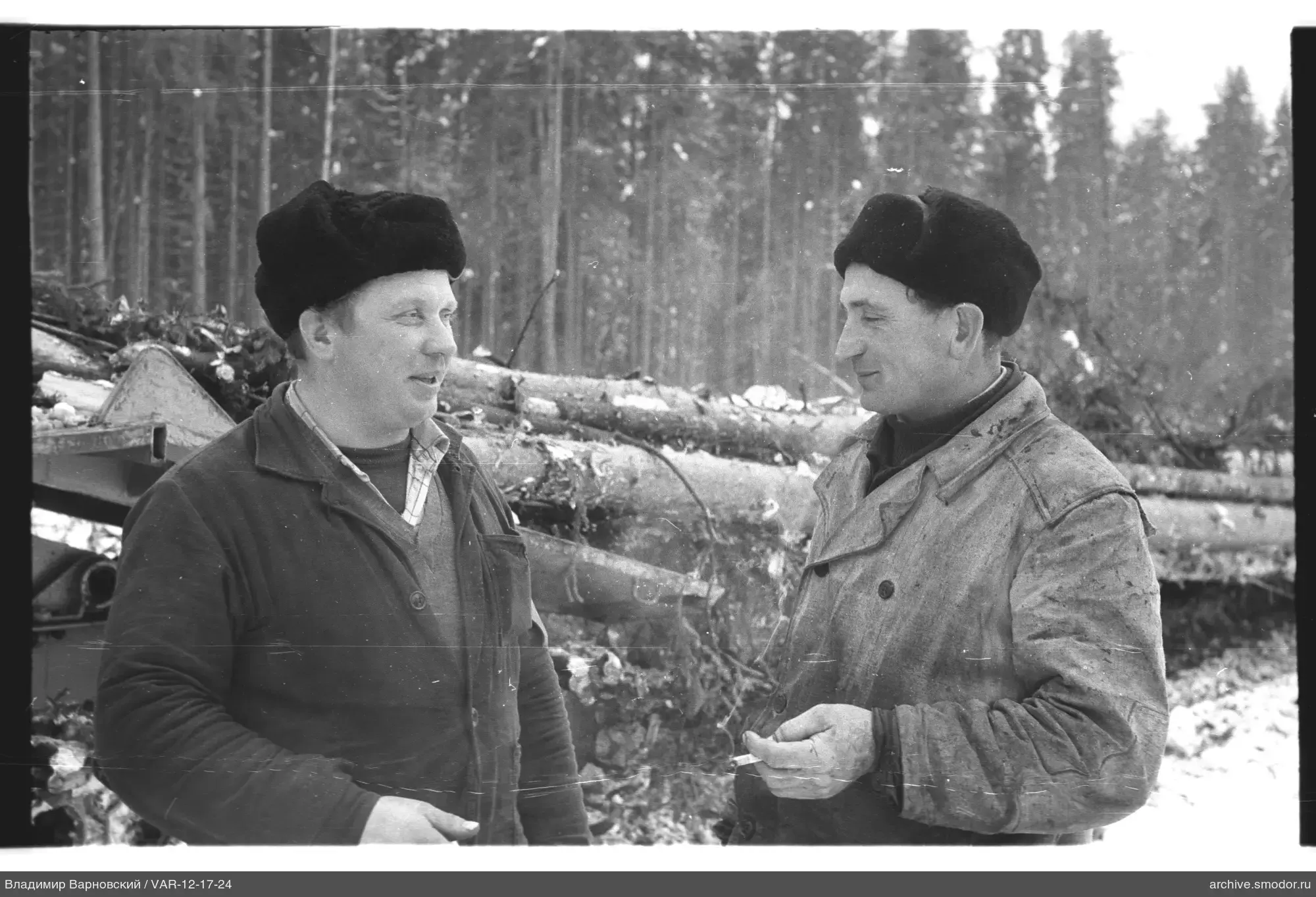 Zwei Männer in Pelzmützen vor Wald