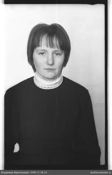 Porträt einer Frau in dunklem Kleid