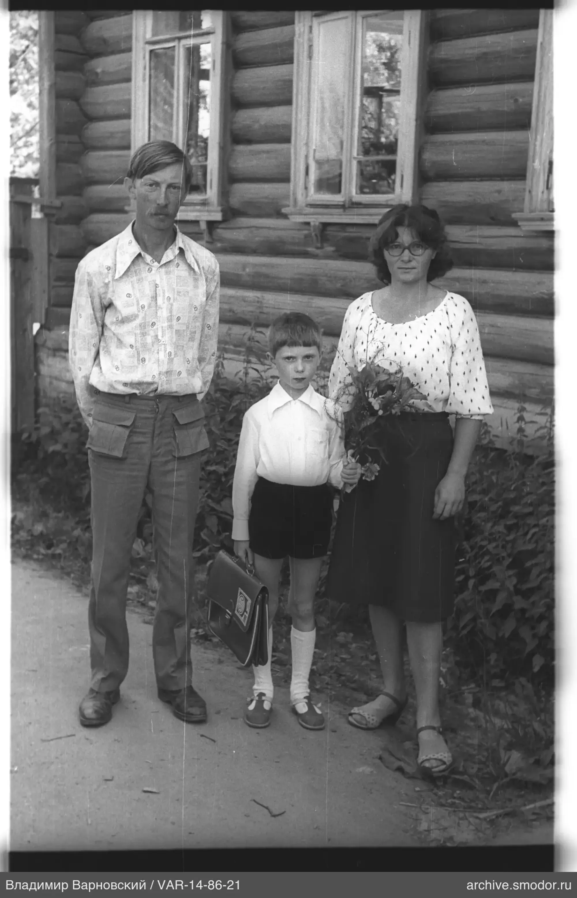 Группа людей у деревянного дома