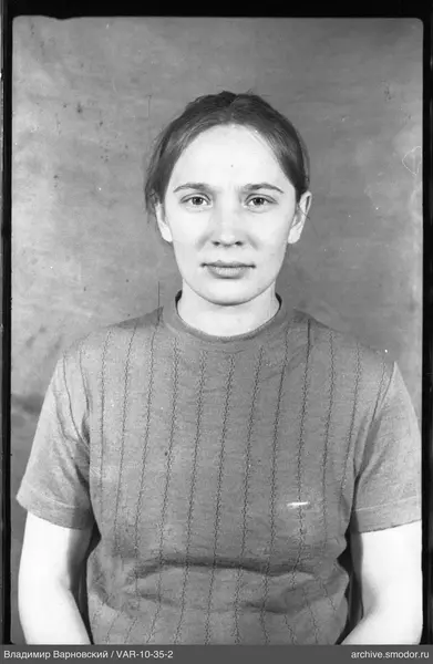 Portrait of a woman in a short T-shirt