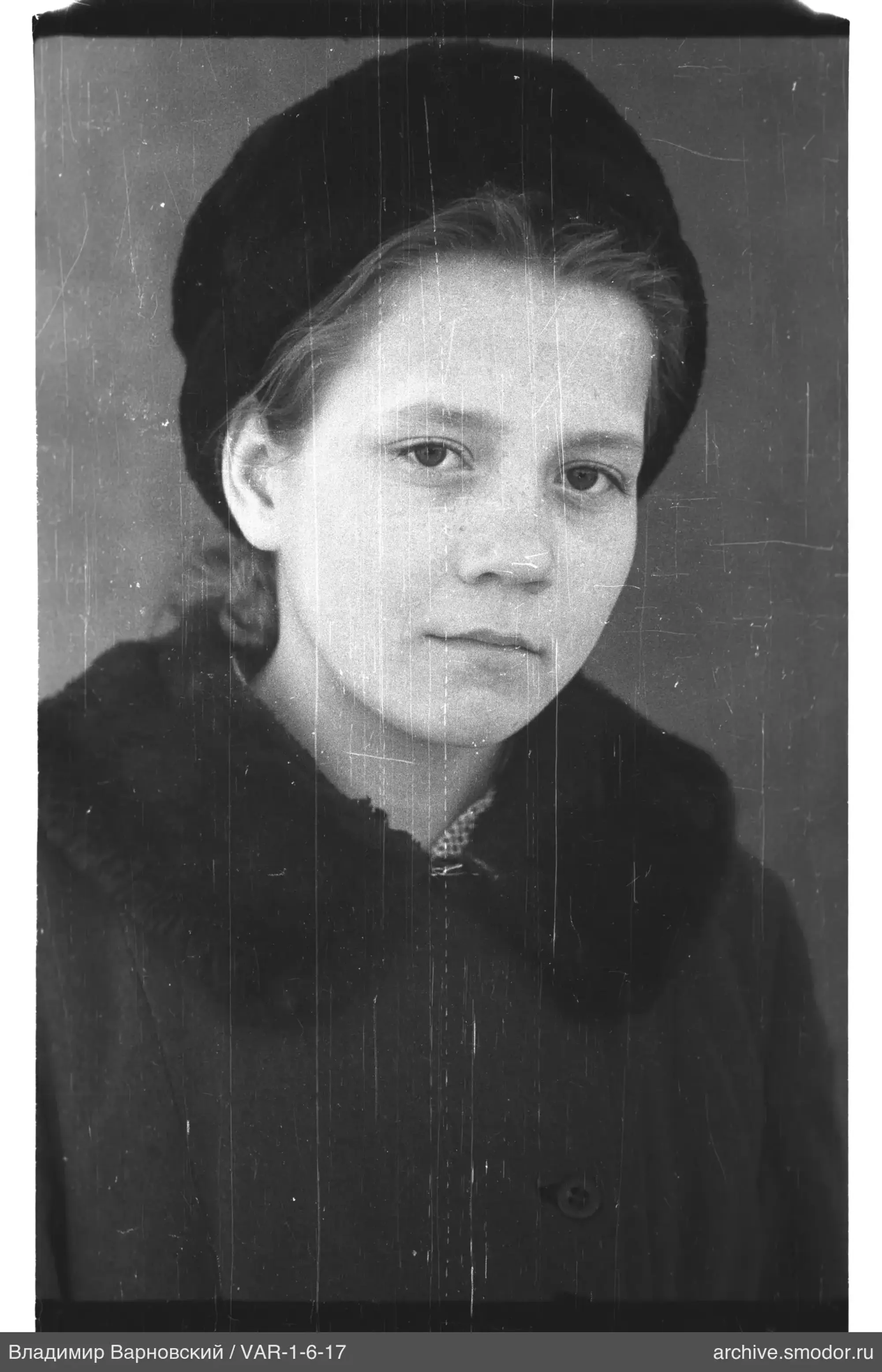 Porträt einer Frau mit Mütze und Mantel