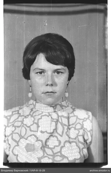 Porträt einer Frau in einer Bluse mit Blumenmuster