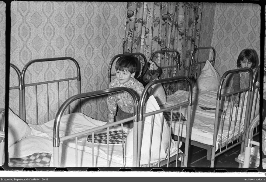 Kinder auf Betten im Zimmer