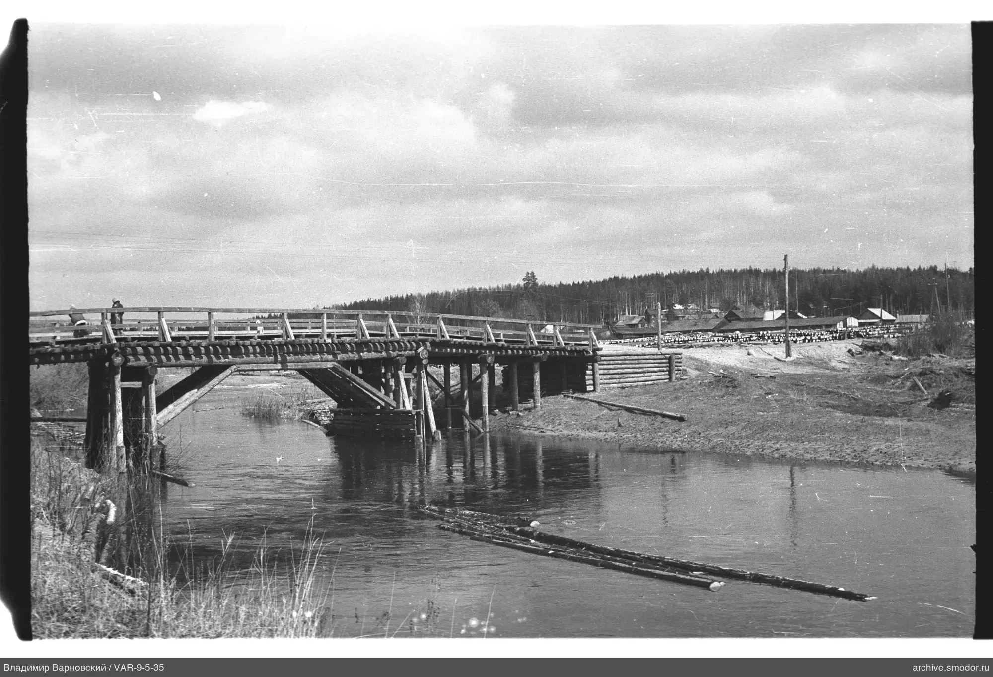 Holzbrücke über den Fluss
