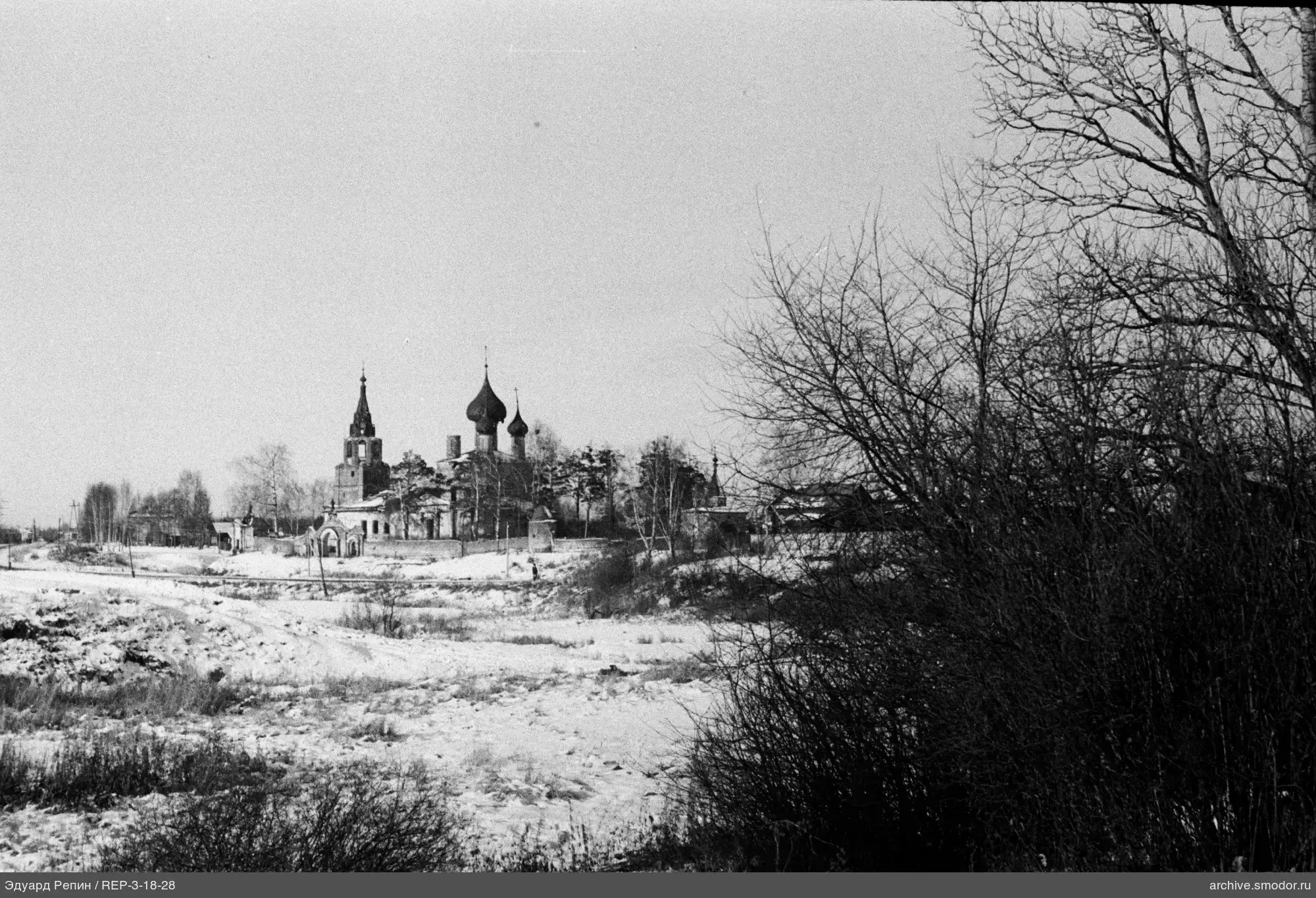 Landschaft mit Kirche und verschneitem Feld