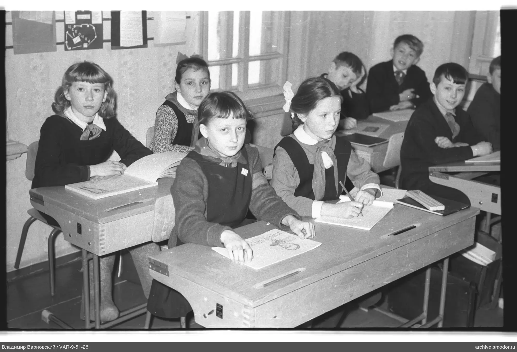 Gruppenporträt von Kindern im Klassenzimmer