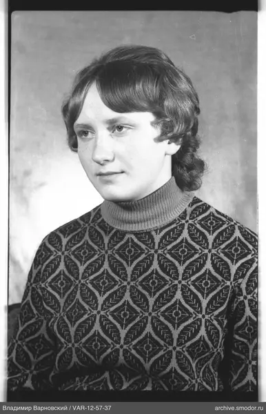 Porträt einer Frau mit kurzen welligen Haaren