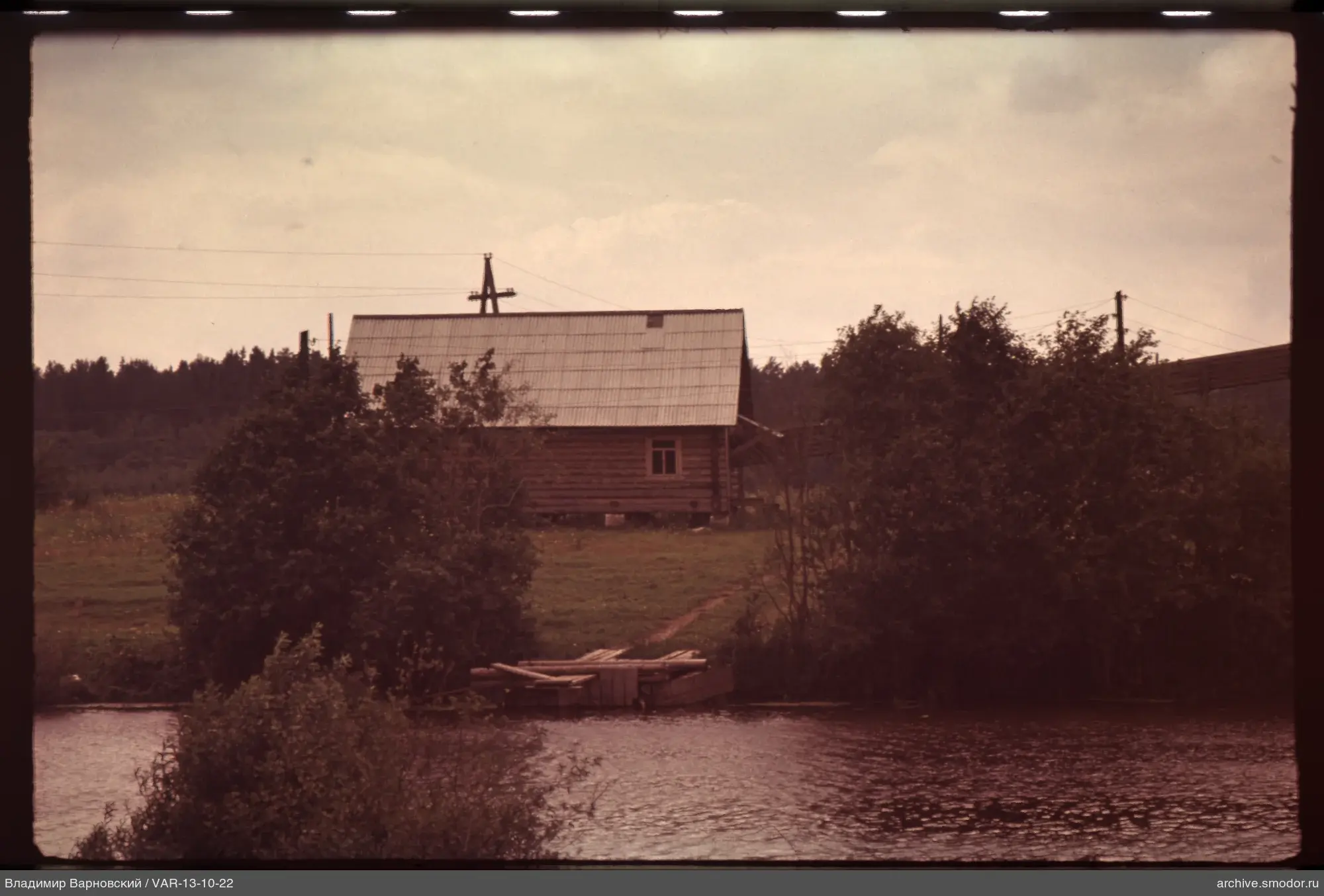 Gewässer mit Steg und Holzhaus