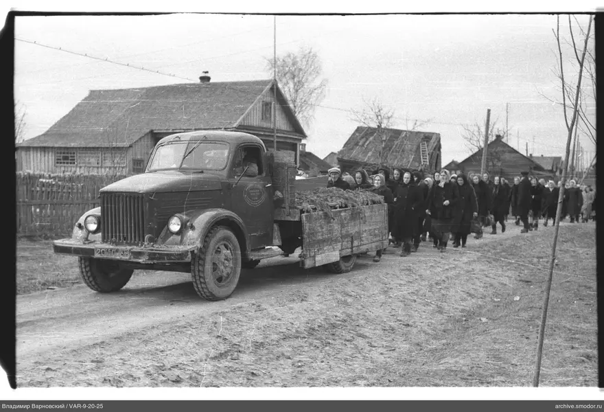 Lastwagen mit landwirtschaftlicher Ladung und Frauen