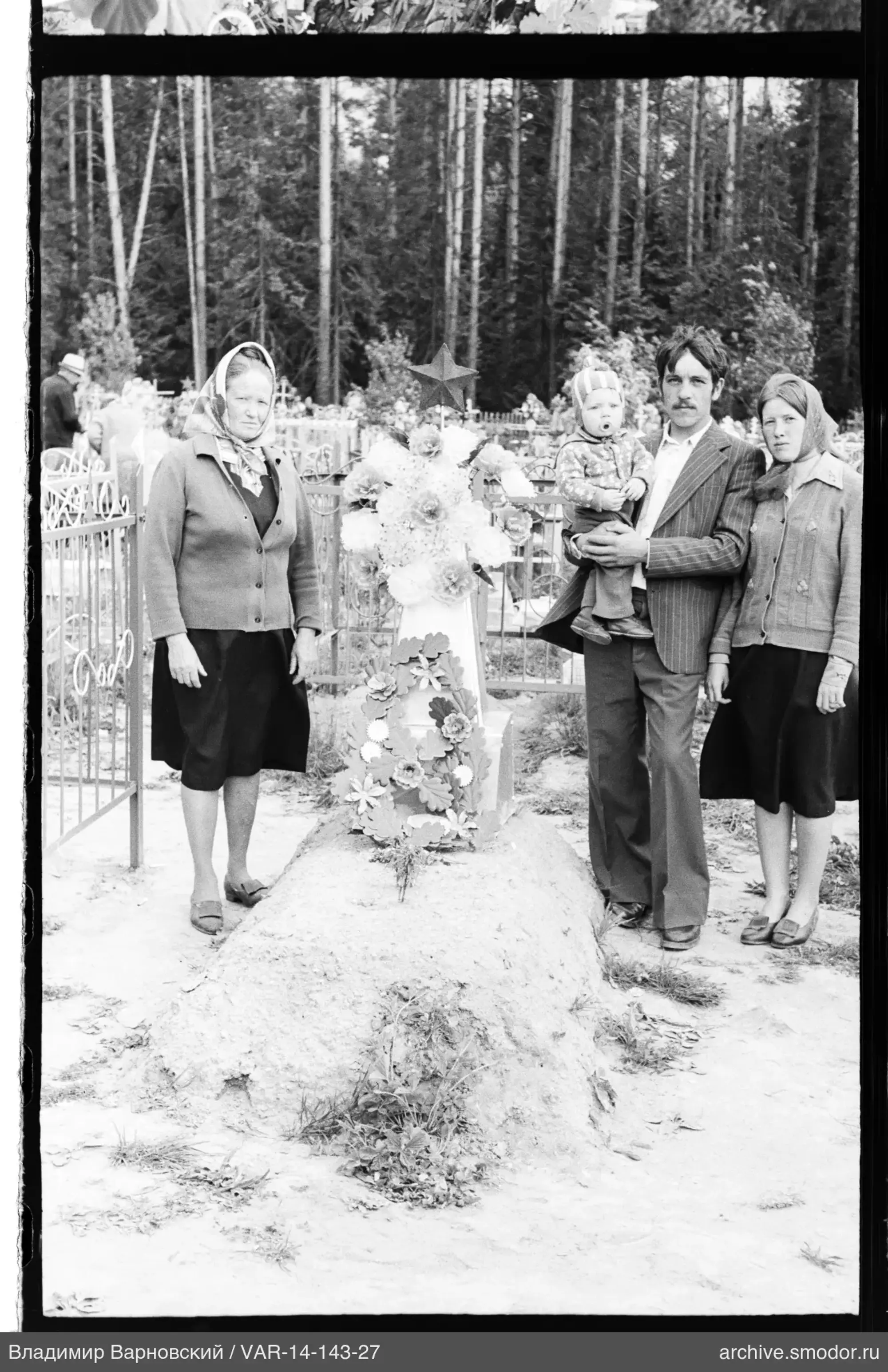 Gruppe bei Pyramiden-Grabstein