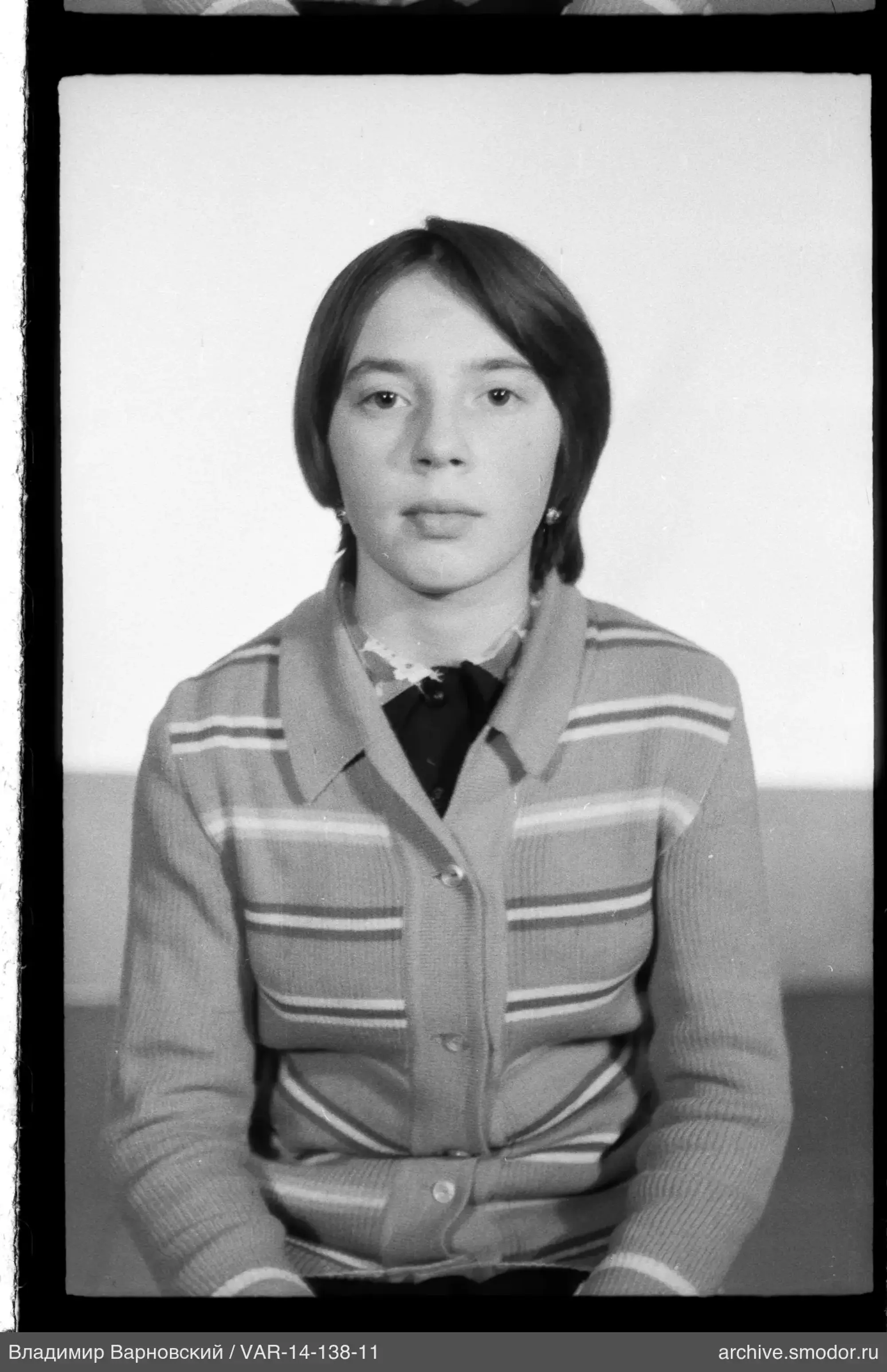 Porträt einer Frau in hellem Cardigan