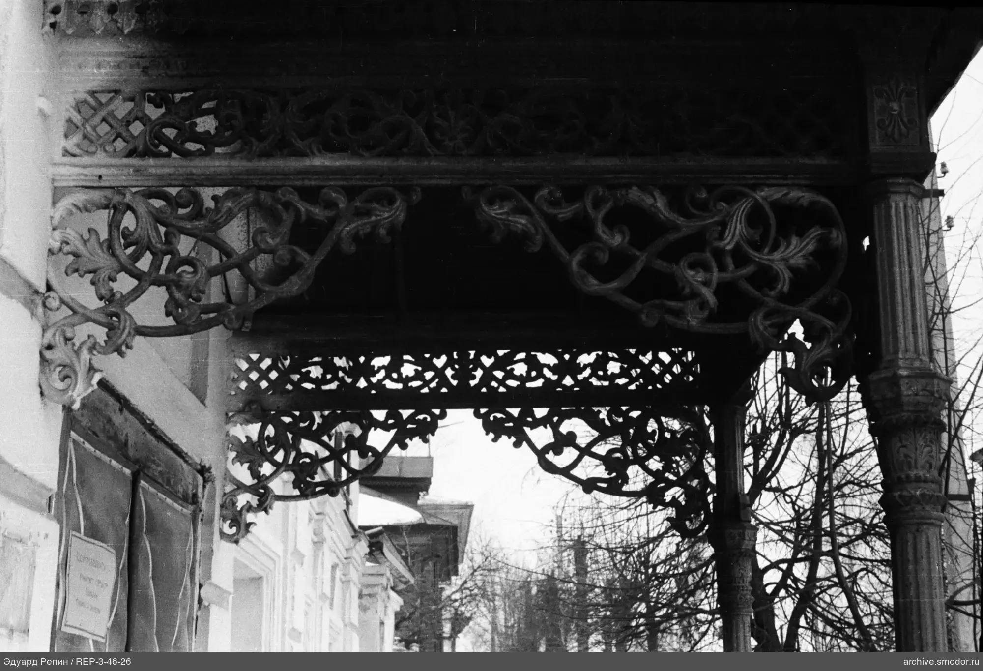 Fassade mit geschnitztem Metallvordach