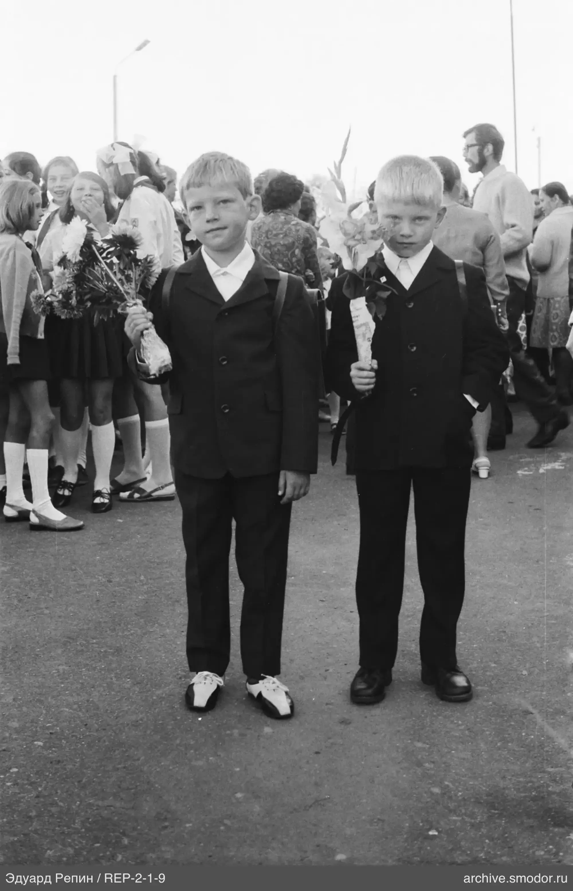 Gruppe von Kindern und Erwachsenen