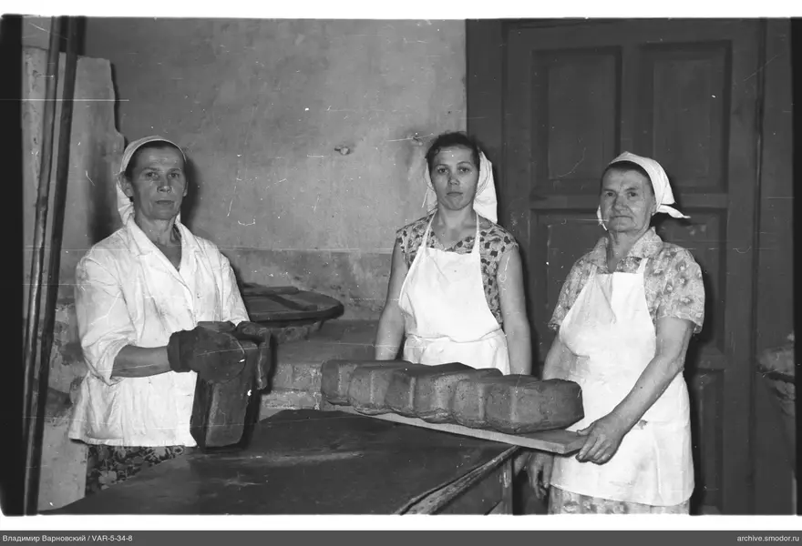 Три женщины с кирпичами и подносами