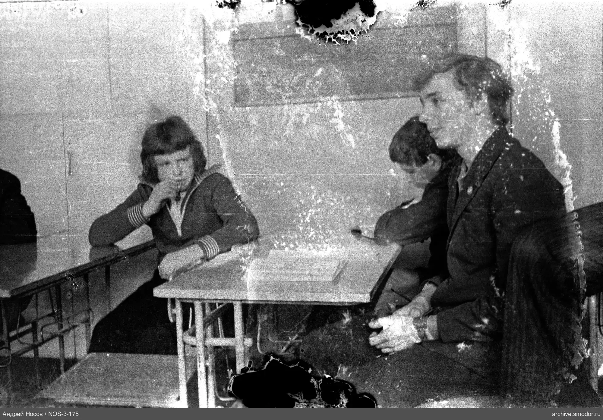 Menschen an einem Tisch mit Büchern